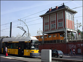 Letbane og metro m&oslash;des ved S-togsstation i Berlin (Warschauerstrasse Bf)