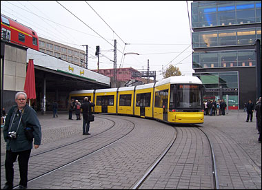 En letbanevogn p&aring; Alexander Platz i Berlin med direkte forbindelse til S-tog og metro. Et tilsvarende trafikknudepunkt kunne etableres ved N&oslash;rreport station i K&oslash;benhavn.
